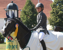 Kathi Offel - hier bei ihrem Sieg im Großen Preis von Redefin auf Lord Spezi - reitet nicht mehr für Alexander Onischenko. Foto: Wego